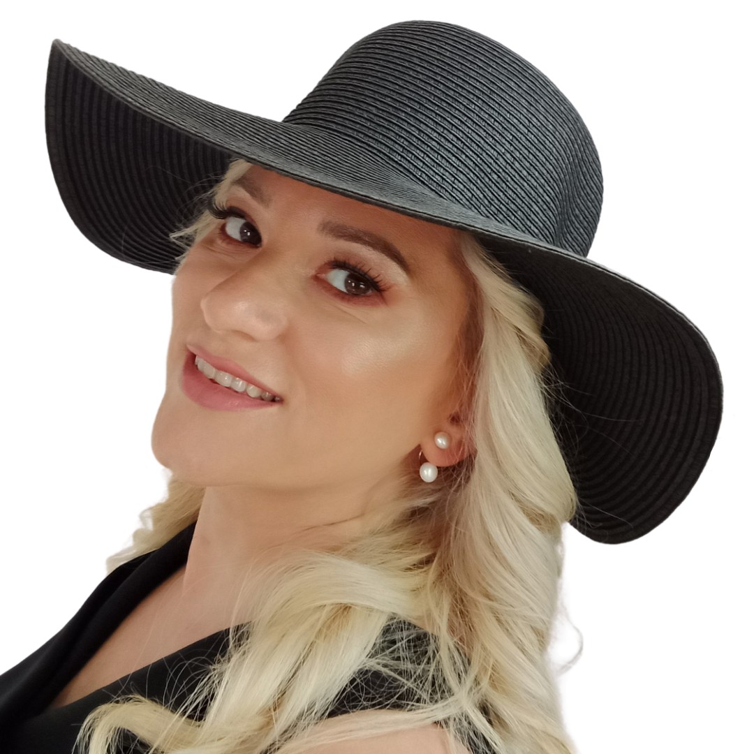 Cercei perle albe Double, purtare laterală, pălărie neagră – profil stânga